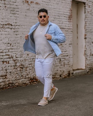 Come indossare e abbinare una camicia di jeans azzurra per un uomo di 30 anni: Se desideri un look adatto per una gionata di relax, non cercare oltre: scegli questa combinazione di una camicia di jeans azzurra e jeans strappati bianchi. Scegli uno stile classico per le calzature e opta per un paio di sneakers basse di tela marrone chiaro.