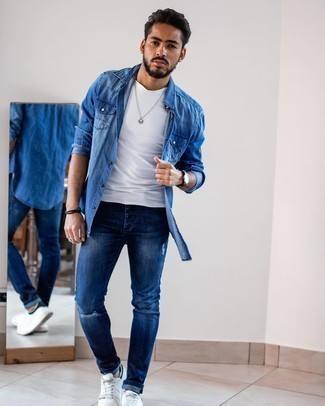 Come indossare e abbinare jeans strappati blu scuro in estate 2024: Vestiti con una camicia di jeans blu e jeans strappati blu scuro per un'atmosfera casual-cool. Prova con un paio di sneakers basse di tela bianche e blu scuro per dare un tocco classico al completo. Una buona scelta per questa estate!