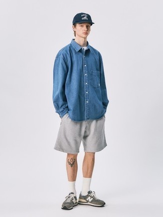 Trend da uomo 2024 in modo rilassato: Potresti abbinare una camicia di jeans blu con pantaloncini sportivi grigi per un'atmosfera casual-cool. Scarpe sportive grigio scuro sono una eccellente scelta per completare il look.