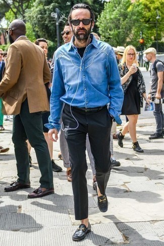 Quale pantaloni eleganti indossare con una camicia di jeans blu scuro per un uomo di 40 anni: Metti una camicia di jeans blu scuro e pantaloni eleganti per essere sofisticato e di classe. Scegli uno stile classico per le calzature e indossa un paio di mocassini eleganti in pelle neri.