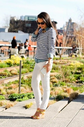 Quale camicia di jeans indossare con jeans bianchi: Combina una camicia di jeans con jeans bianchi per un look spensierato e alla moda. Un paio di sandali con zeppa in pelle dorati si abbina alla perfezione a una grande varietà di outfit.