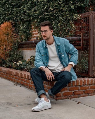 Quale camicia di jeans indossare con jeans blu scuro per un uomo di 20 anni: Mostra il tuo stile in una camicia di jeans con jeans blu scuro per un look semplice, da indossare ogni giorno. Perfeziona questo look con un paio di sneakers basse in pelle bianche.