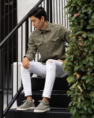 Come indossare e abbinare jeans aderenti bianchi: Per un outfit della massima comodità, potresti indossare una camicia di jeans verde oliva e jeans aderenti bianchi. Sneakers basse di tela verde oliva sono una eccellente scelta per completare il look.