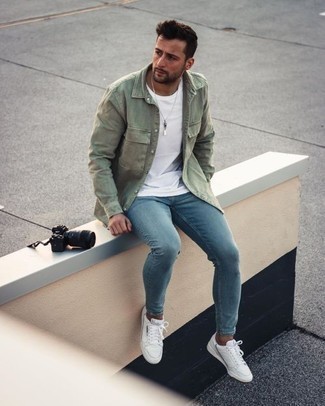 Come indossare e abbinare una camicia di jeans verde oliva quando fa caldo: Per un outfit della massima comodità, opta per una camicia di jeans verde oliva e jeans aderenti blu. Rifinisci questo look con un paio di sneakers basse di tela bianche.