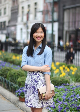 Come indossare e abbinare una minigonna viola chiaro: Per un outfit quotidiano pieno di carattere e personalità, punta su una camicia elegante a pois azzurra e una minigonna viola chiaro.