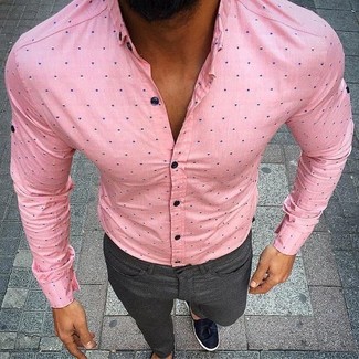 Come indossare e abbinare una camicia elegante rosa quando fa caldo: Metti una camicia elegante rosa e chino grigio scuro per un drink dopo il lavoro. Impreziosisci il tuo outfit con un paio di mocassini con nappine in pelle blu scuro.