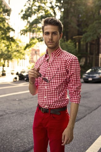 Look alla moda per uomo: Camicia elegante a quadretti bianca e rossa, Chino rossi, Cintura in pelle marrone scuro