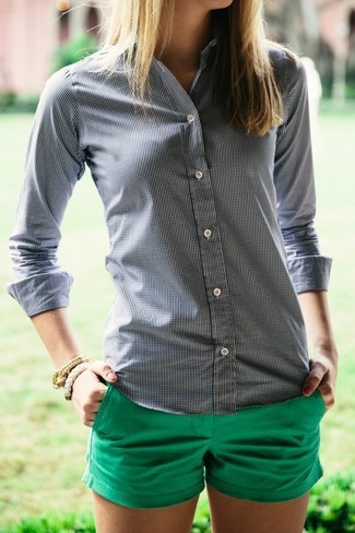 Come indossare e abbinare una camicia elegante a quadretti blu scuro per una donna di 30 anni: Potresti combinare una camicia elegante a quadretti blu scuro con pantaloncini verdi per essere casual.