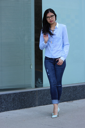 Come indossare e abbinare una camicia elegante azzurra: Vestiti con una camicia elegante azzurra e jeans aderenti strappati blu scuro per un look raffinato per il tempo libero. Un paio di décolleté in pelle azzurri si abbina alla perfezione a una grande varietà di outfit.