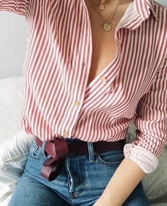 Come indossare e abbinare una cintura in pelle bordeaux: Coniuga una camicia elegante a righe verticali bianca e rossa con una cintura in pelle bordeaux per andare a prendere un caffè in stile casual.