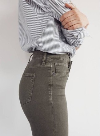Come indossare e abbinare jeans aderenti verde oliva: Potresti combinare una camicia elegante a righe verticali grigia con jeans aderenti verde oliva per un look spensierato e alla moda.