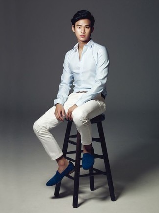 Come indossare e abbinare scarpe eleganti blu per un uomo di 17 anni quando fa caldo: Potresti combinare una camicia elegante azzurra con chino bianchi per un look da sfoggiare sul lavoro. Perché non aggiungere un paio di scarpe eleganti blu per un tocco di stile in più?