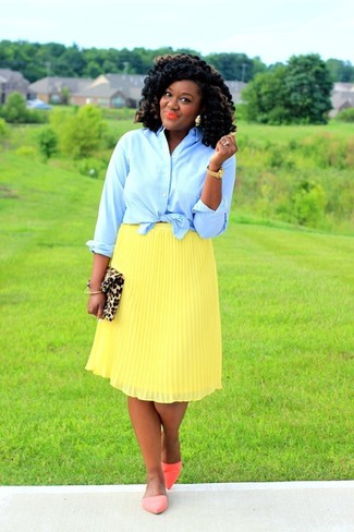 Come indossare e abbinare una gonna gialla per una donna di 30 anni: Opta per una camicia elegante azzurra e una gonna gialla per un look semplice ed elegante. Ballerine in pelle arancioni sono una eccellente scelta per completare il look.
