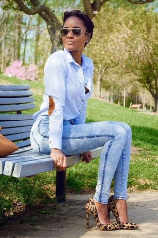 Come indossare e abbinare jeans con décolleté in modo formale: Potresti indossare una camicia elegante azzurra e jeans per un outfit che si fa notare. Décolleté sono una gradevolissima scelta per completare il look.