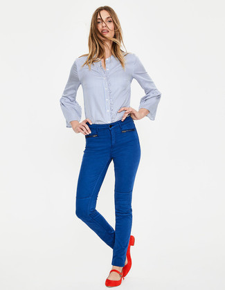 Quale ballerine indossare con jeans aderenti blu: Scegli un outfit composto da una camicia elegante azzurra e jeans aderenti blu per vestirti casual. Se non vuoi essere troppo formale, scegli un paio di ballerine come calzature.