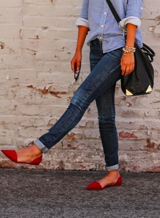 Come indossare e abbinare scarpe basse rosse per una donna di 30 anni in primavera 2024: Combina una camicia elegante azzurra con jeans aderenti blu scuro per un look semplice, da indossare ogni giorno. Non vuoi calcare troppo la mano con le scarpe? Indossa un paio di scarpe basse rosse per la giornata. Una buona scelta per un look primaverile!