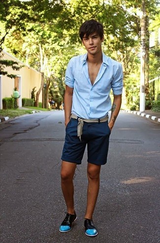 Look alla moda per uomo: Camicia elegante azzurra, Pantaloncini blu scuro, Scarpe oxford in pelle acqua