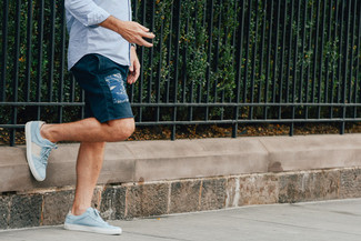 Come indossare e abbinare scarpe azzurre in modo smart-casual: Coniuga una camicia elegante azzurra con pantaloncini di jeans blu scuro per un look da sfoggiare sul lavoro. Vuoi osare? Completa il tuo look con un paio di sneakers basse azzurre.