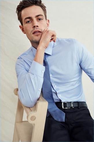 Come indossare e abbinare una cravatta a righe verticali blu scuro e verde per un uomo di 30 anni: Coniuga una camicia elegante azzurra con una cravatta a righe verticali blu scuro e verde per un look elegante e alla moda.