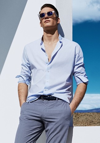 Look alla moda per uomo: Camicia elegante azzurra, Pantaloni eleganti grigi, Cintura in pelle tessuta nera, Occhiali da sole grigi