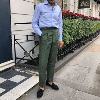 Come indossare e abbinare pantaloni eleganti verde scuro per un uomo di 50 anni: Indossa una camicia elegante azzurra e pantaloni eleganti verde scuro per essere sofisticato e di classe. Per un look più rilassato, scegli un paio di mocassini eleganti in pelle scamosciata neri.