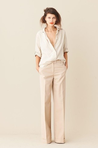 Quale camicia elegante indossare con pantaloni larghi beige: Potresti combinare una camicia elegante con pantaloni larghi beige per un look elegante e di classe.