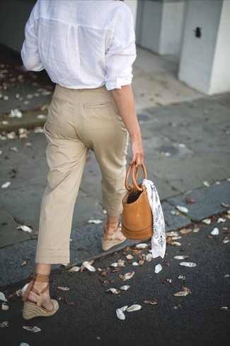 Come indossare e abbinare chino con sandali con zeppa in modo smart-casual: Punta su una camicia elegante di lino bianca e chino per essere casual. Sandali con zeppa sono una eccellente scelta per completare il look.