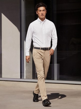 Look alla moda per uomo: Camicia elegante bianca, Chino marrone chiaro, Scarpe derby in pelle nere, Cintura di tela tessuta nera