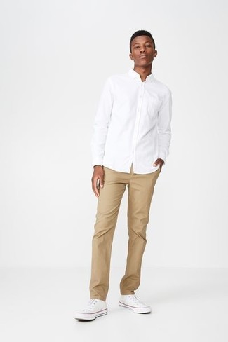 Look alla moda per uomo: Camicia elegante bianca, Chino marrone chiaro, Sneakers basse di tela bianche