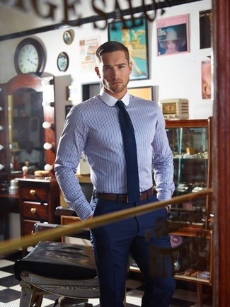 Come indossare e abbinare una cravatta di lana blu scuro per un uomo di 30 anni: Prova ad abbinare una camicia elegante a righe verticali bianca e blu con una cravatta di lana blu scuro come un vero gentiluomo.