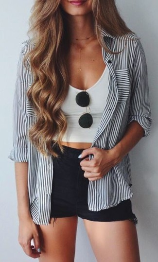 Look alla moda per donna: Camicia elegante a righe verticali bianca e nera, Top corto bianco, Pantaloncini di jeans neri, Occhiali da sole neri