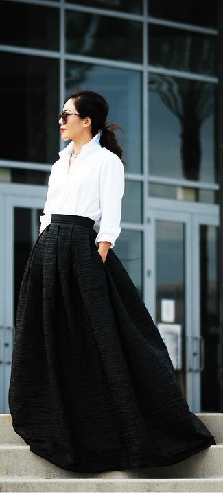 Come indossare e abbinare una gonna lunga nera per una donna di 30 anni in modo smart-casual: Metti una camicia elegante bianca e una gonna lunga nera per un look trendy e alla mano.
