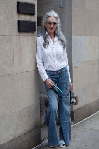Come indossare e abbinare scarpe sportive con jeans in modo smart-casual: Coniuga una camicia elegante bianca con jeans, perfetto per il lavoro. Non vuoi calcare troppo la mano con le scarpe? Scegli un paio di scarpe sportive come calzature per la giornata.