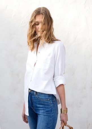 Come indossare e abbinare una camicia elegante bianca con jeans aderenti blu: Abbinare una camicia elegante bianca e jeans aderenti blu è una comoda opzione per fare commissioni in città.