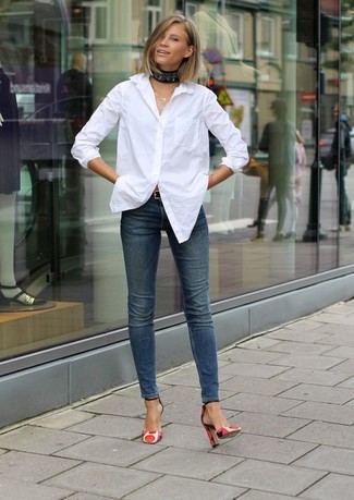 Come indossare e abbinare jeans aderenti blu scuro con décolleté in pelle bianchi e rossi: Combina una camicia elegante bianca con jeans aderenti blu scuro per vestirti casual. Décolleté in pelle bianchi e rossi sono una eccellente scelta per completare il look.