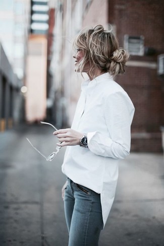 Come indossare e abbinare una camicia elegante bianca e nera in modo formale: Potresti indossare una camicia elegante bianca e nera e jeans aderenti grigi per un semplice tocco di eleganza.