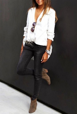 Come indossare e abbinare scarpe marroni: Mostra il tuo stile in una camicia elegante bianca con jeans aderenti neri per un pranzo domenicale con gli amici. Rifinisci questo look con un paio di stivaletti in pelle scamosciata marroni.