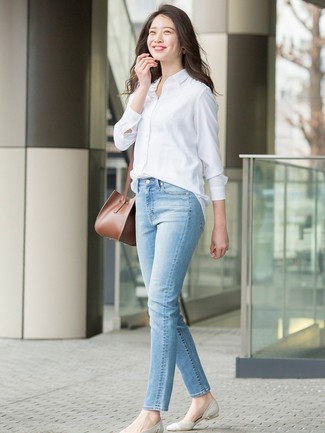 Come indossare e abbinare jeans acqua: Prova ad abbinare una camicia elegante bianca con jeans acqua per affrontare con facilità la tua giornata. Prova con un paio di ballerine di tela argento per avere un aspetto più rilassato.