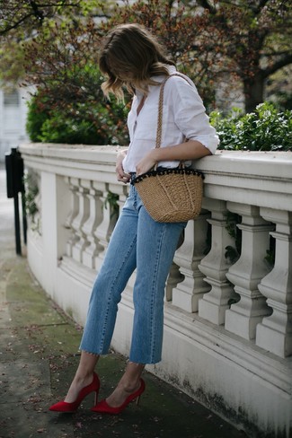 Look alla moda per donna: Camicia elegante bianca, Jeans azzurri, Décolleté di raso rossi, Borsa a tracolla di paglia marrone chiaro