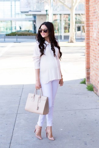 Come indossare e abbinare jeans bianchi in modo formale: Combina una camicia elegante di seta bianca con jeans bianchi per affrontare con facilità la tua giornata. Décolleté in pelle beige sono una valida scelta per completare il look.