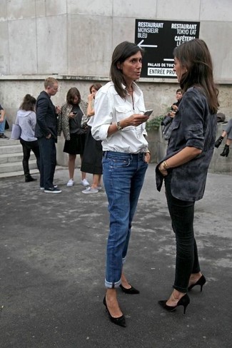 Look alla moda per donna: Camicia elegante bianca, Jeans blu, Décolleté in pelle scamosciata neri