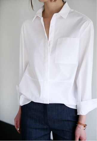 Come indossare e abbinare una camicia elegante bianca per una donna di 30 anni in primavera 2025: Opta per una camicia elegante bianca e jeans blu scuro per un look raffinato per il tempo libero. Questo è sicuramente il look da copiare in questa stagione primaverile.