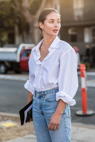Quale jeans indossare con una camicia elegante bianca in primavera 2025 in modo smart-casual: Vestiti con una camicia elegante bianca e jeans per un look spensierato e alla moda. Una stupenda scelta per essere più cool e perfettamente alla moda anche durante la stagione primaverile.