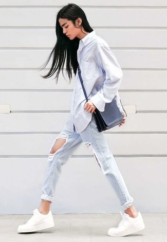 Quale jeans indossare con sneakers basse bianche in primavera 2025: Per un outfit quotidiano pieno di carattere e personalità, combina una camicia elegante bianca con jeans. Per un look più rilassato, mettiti un paio di sneakers basse bianche. Questo è senza dubbio l'outfit da copiare questa primavera.