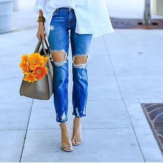 Come indossare e abbinare una camicia bianca: Potresti combinare una camicia bianca con jeans boyfriend strappati blu per un look trendy e alla mano. Sandali con tacco in pelle beige sono una buona scelta per completare il look.