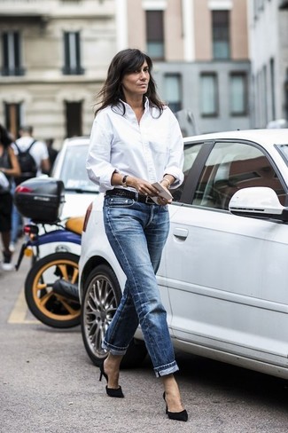 Quale jeans indossare con una camicia elegante bianca in primavera 2025 in modo smart-casual: Potresti abbinare una camicia elegante bianca con jeans per affrontare con facilità la tua giornata. Questo outfit si abbina perfettamente a un paio di décolleté in pelle scamosciata neri. Una buona idea per per vestirsi con stile durante la stagione primaverile!