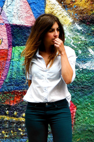 Come indossare e abbinare jeans verde oliva per una donna di 30 anni in modo formale: Scegli un outfit composto da una camicia elegante bianca e jeans verde oliva per vestirti casual.