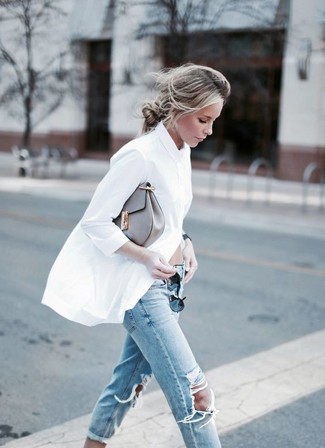 Come indossare e abbinare jeans strappati per una donna di 30 anni: Abbina una camicia elegante bianca con jeans strappati per un look raffinato per il tempo libero.