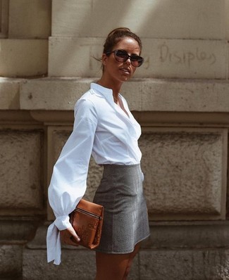 Come indossare e abbinare una pochette marrone per una donna di 30 anni: La versatilità di una camicia elegante bianca e una pochette marrone li rende capi in cui vale la pena investire.