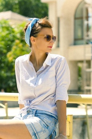 Come indossare e abbinare un cerchietto azzurro: Scegli una camicia elegante a quadri bianca e un cerchietto azzurro per un look spensierato e alla moda.
